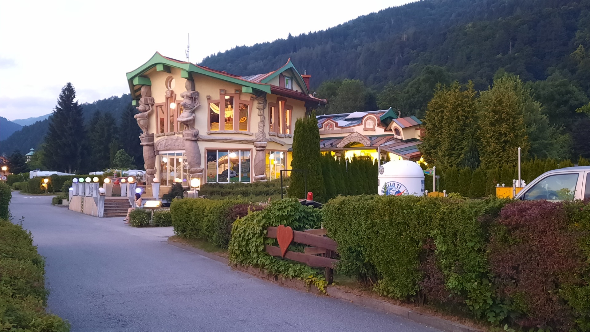 Naše sociální budova 